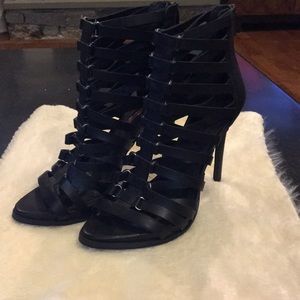 Beautiful pair of BCBG heels. SZ 8 M